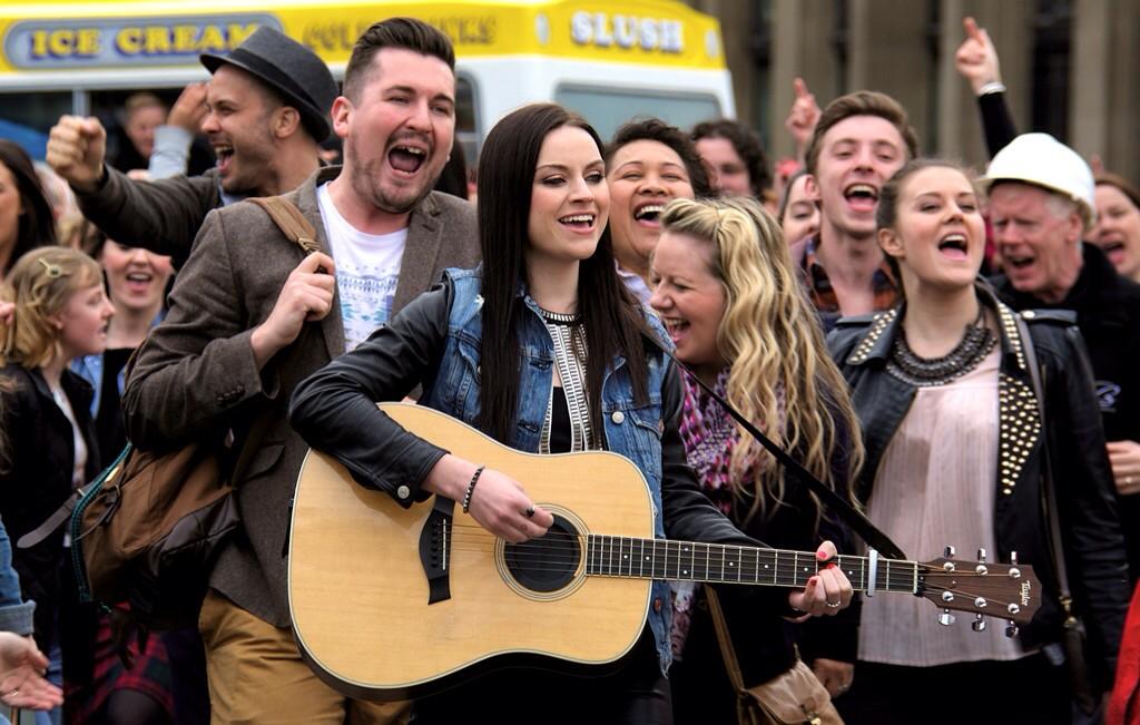 Amy Macdonald >> álbum "The Human Demands" BtQT3-qIMAAa0mW