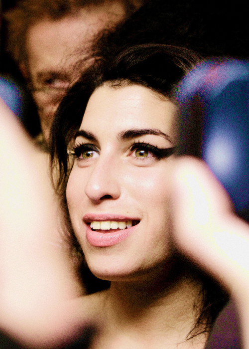 Seni çok seviyoruz ve çok özledik melek... 
#3YearsDeprivedWinehouse #RIPAmyWinehouse