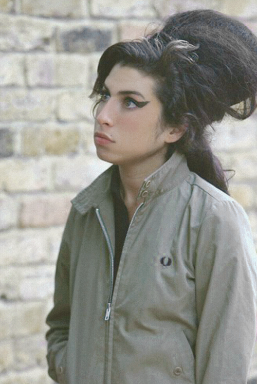 Hesabımızda bir sorun oldu kusura bakmayın.
Muazzam sesli,mükemel kadın...Tam 3 yıl oldu sensiz,çok özledik...