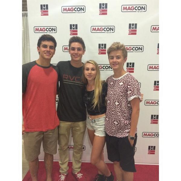 tikidallas's tweet photo. Jack and jack notice me 😔💕 http://t.co/2kwh7fiZGd
