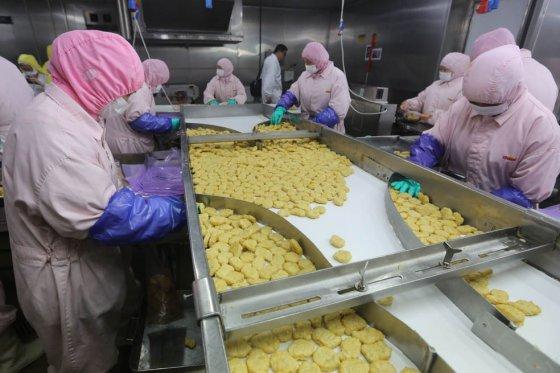 elespectador's tweet photo. #LoMásLeído en Economía: McDonald's y KFC estaban vendiendo carne podrida. http://t.co/ZorDZ1v2cA http://t.co/xoxhAjah1O