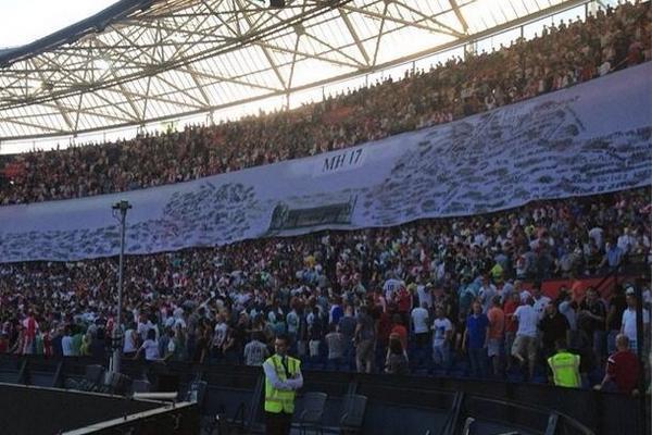 AwayDays_'s tweet photo. Feyenoord pay tribute to the victims of the MH17 crash today. http://t.co/FNMYwbTKgJ
