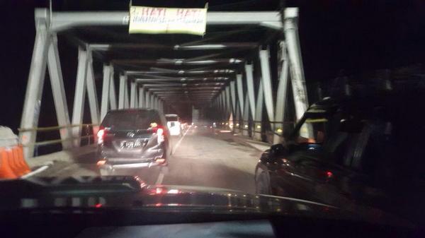 pulkam's tweet photo. "@haritsrizki24: @TMCPoldaMetro jembatan comal sudah bisa di lewati http://t.co/SWyTLPxvhg"