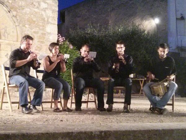 Primer concert d la nostra història! Al claustre d l'església en la #fmmoja14 #igerscatalunya #festespopulars #ontour