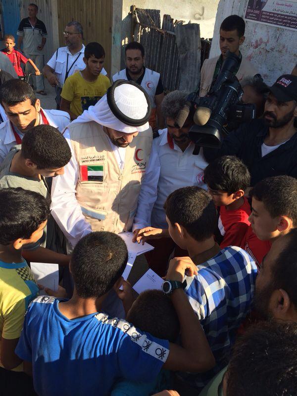 7sainaljassmi's tweet photo. لا يمكن وصف ما رأته العين من دمار وعدوان تدمع له العين والقلب في #غزة الصامدة خلال زيارتي اليوم  
#رجال_زايد_في_غزة http://t.co/aIymPv5FHV