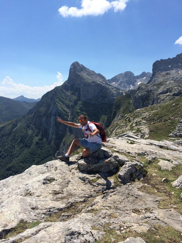 rupaob's tweet photo. Dia espectacular y preciosas vistas por las alturas de Cantabria! @chin_garci http://t.co/Bm1ElRXoH5