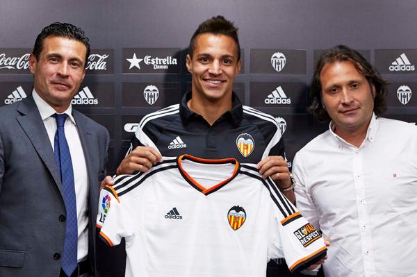 valenciacf's tweet photo. #BenvingutRodrigo ‘Desde el principio tenía muchas ganas de jugar en el #valenciacf’: http://t.co/3pdnpzjHAH Amunt! http://t.co/SmhXbPBepL