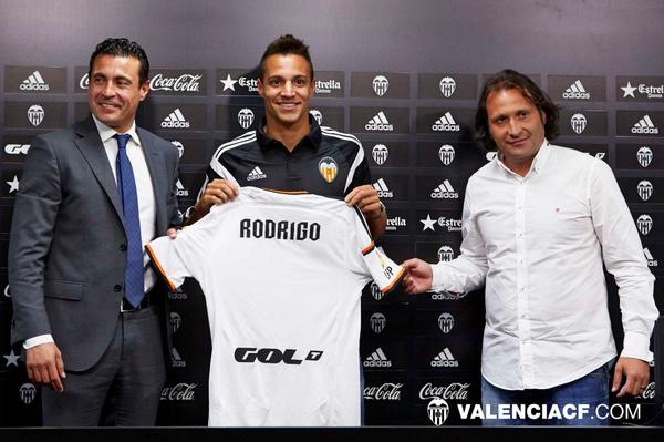 valenciacf's tweet photo. #BenvingutRodrigo ‘Desde el principio tenía muchas ganas de jugar en el #valenciacf’: http://t.co/3pdnpzjHAH Amunt! http://t.co/SmhXbPBepL
