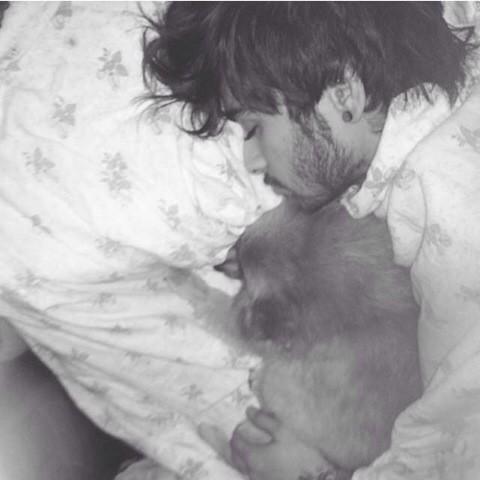 Drugof_lirry's tweet photo. Ce que fait zayn au lieux de tweeter pour les #4YearOfOneDirection

#OneDirectionBestDramas http://t.co/UHArrAGUiR