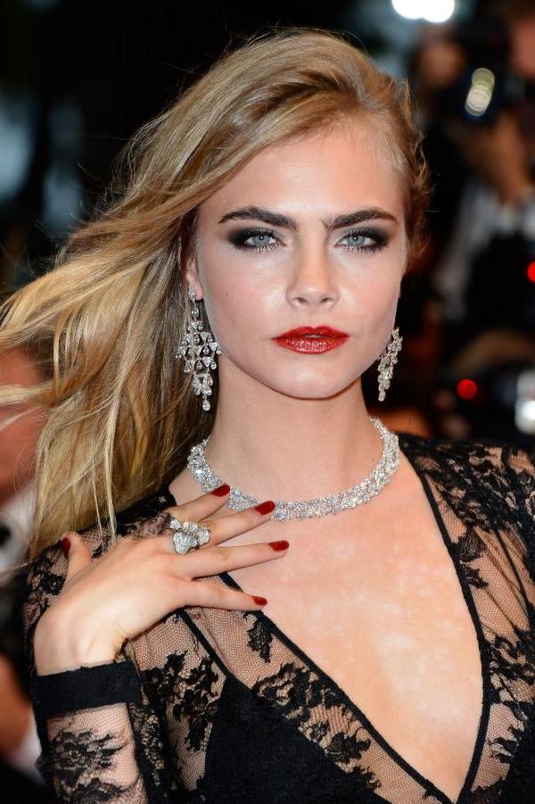 ELLEmagazine's tweet photo. What happens when you get your heart broken by Cara Delevingne? You get breakup hair like THIS http://t.co/PNmULF9bpN http://t.co/dTZ0scy4yr