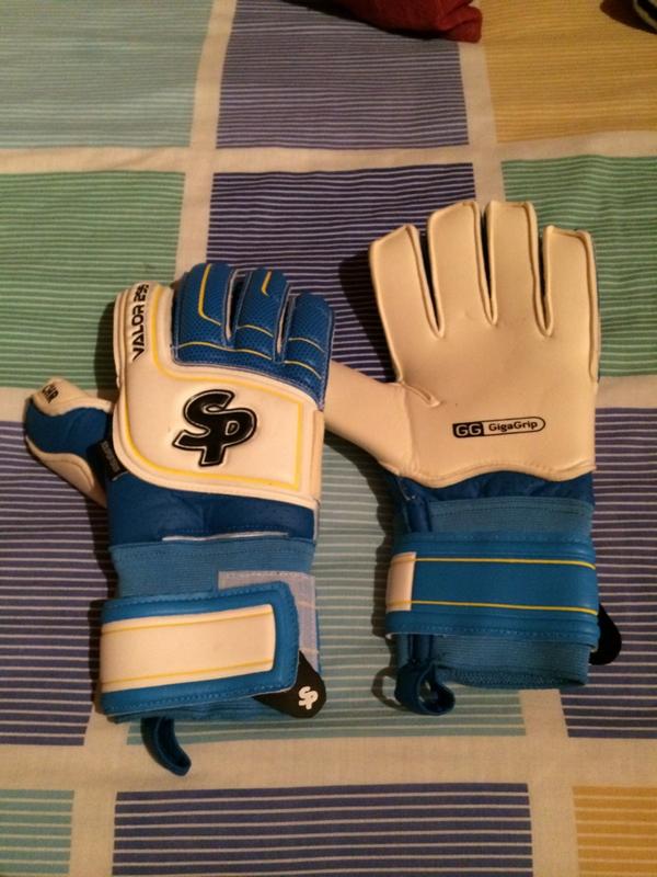 JesusC0rpas's tweet photo. Ya tengo mis valor 299! SON LA BOMBA,gracias a @soloporteros muchísima calidad,gran precio, y en 24h en casa! GRACIAS http://t.co/RxWpwdlNae
