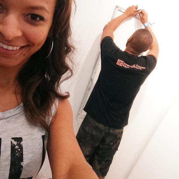 ConstanceNBC6's tweet image. Hubby hard at work installing his art @Art_Southampton while I take a Selfie!😃 @Troystudio #TroySimmons #MiamiArtist