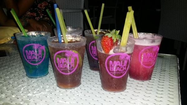 AngelaSrt's tweet photo. "@patrioliver94: Empezamos la noche @angela_262 @IreneSimon94 @belenalcubo @isaperez9 @AngelaSrt 👸👸 http://t.co/sgQxccXYgH"