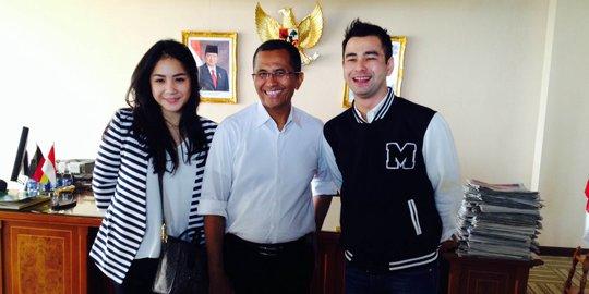 FansVeteranRANS's tweet photo. "@merdekadotcom: http://t.co/rCeBBqzvsY Dahlan Iskan tiba-tiba didatangi Raffi Ahmad dan Nagita Slavina #Peristiwa http://t.co/ipXzI5mDhE"