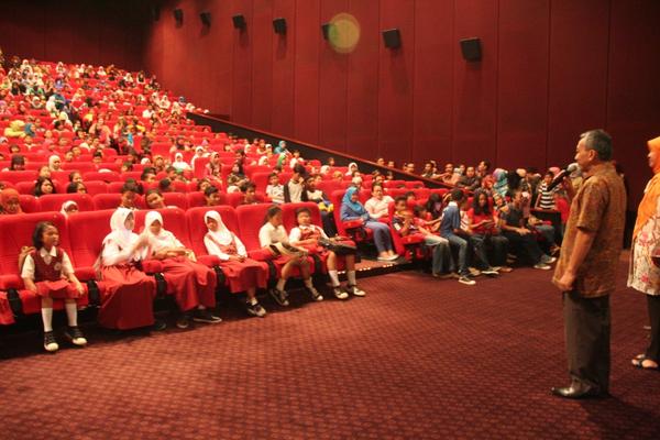 syaikhu_ahmad's tweet photo. Rayakan Hari Anak Nasional kemarin, saya Ajak Anak-anak Bekasi Nobar Film "Beta Maluku" | http://t.co/NIGxw63SWl http://t.co/4QHsqe2E4H