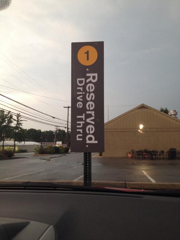 janellymiller's tweet photo. When did we start parking at a DRIVE-THRU! @McDonalds #dumb #wherearemyfries http://t.co/iACk04UTKm