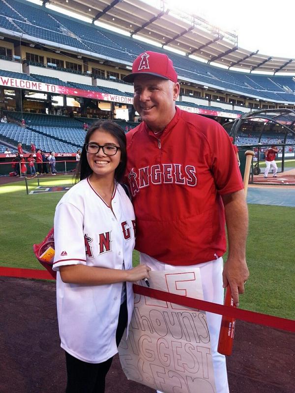 Experian_US's tweet photo. Check out @KarenNSports with @Angels Mike Scioscia! She's one of our #experianbeachweek winners! Congrats! http://t.co/IgykiVrTOA