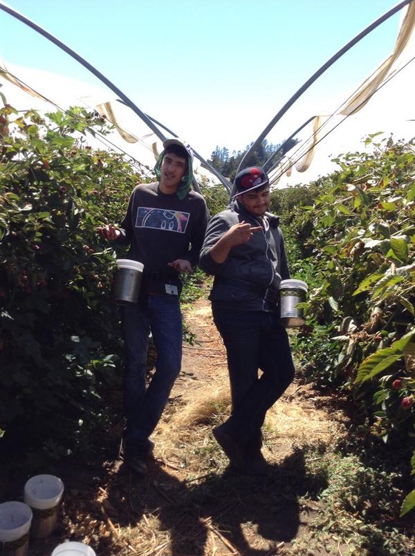 twinkkle501's tweet photo. "Mr.Bitches" nd his homie😂😂@Ronn_Jeramyy http://t.co/wXlZZawZGH