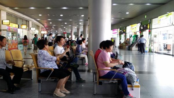 유-스퀘어 게이트20 우측 떠나려는 사람들.
날씨가 무덥다.