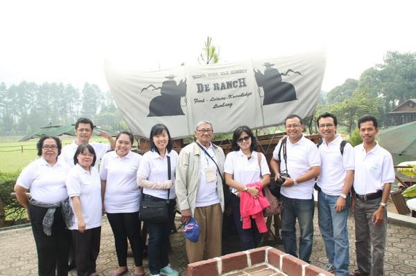 suarabaptis's tweet photo. LIPUTAN: KOEMPOEL PENOELIS 2014 | SEMANGAT ITU BERNAMA “KELUARGA” http://t.co/Ejqyxfl6ar http://t.co/JiATXjuGBu