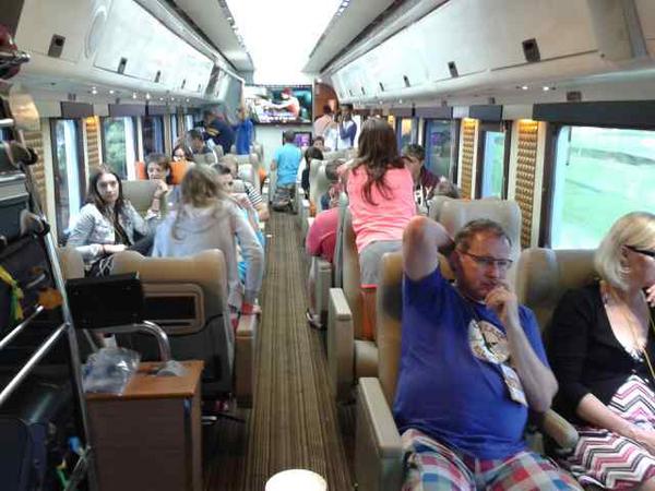 kaiwisata's tweet photo. Menikmati perjalanan perdana kereta Priority, Bandung - Yogyakarta (24/7) #KeretaPriority #KAILuxuryTrain http://t.co/Qx3XEspAAE