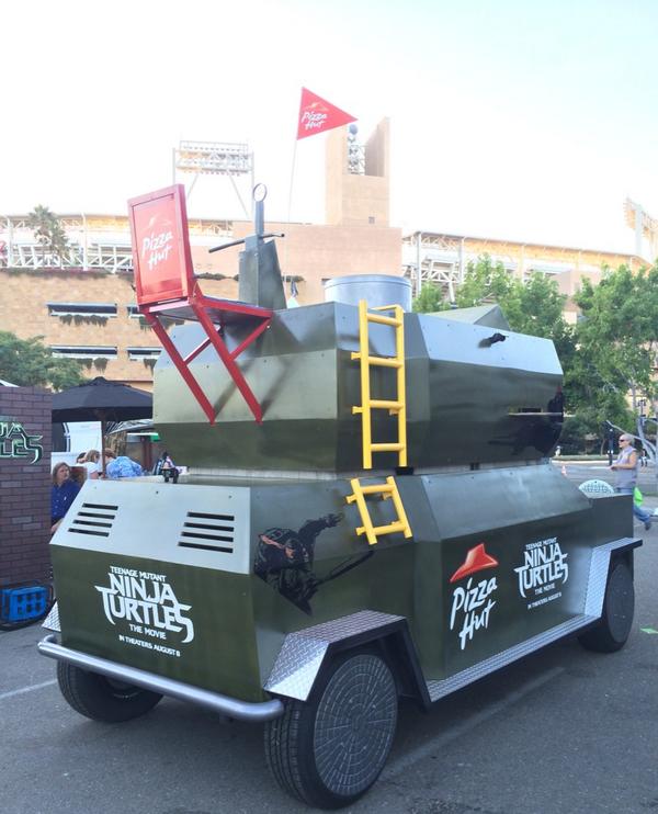 "<a href="/pizzahut/">Pizza Hut</a>: The rumors are true. The Pizza Thrower is real. #PizzaHutTMNT <a href="/TMNTMovie/">TMNT</a> #SDCC2014 " Syyn does it again!