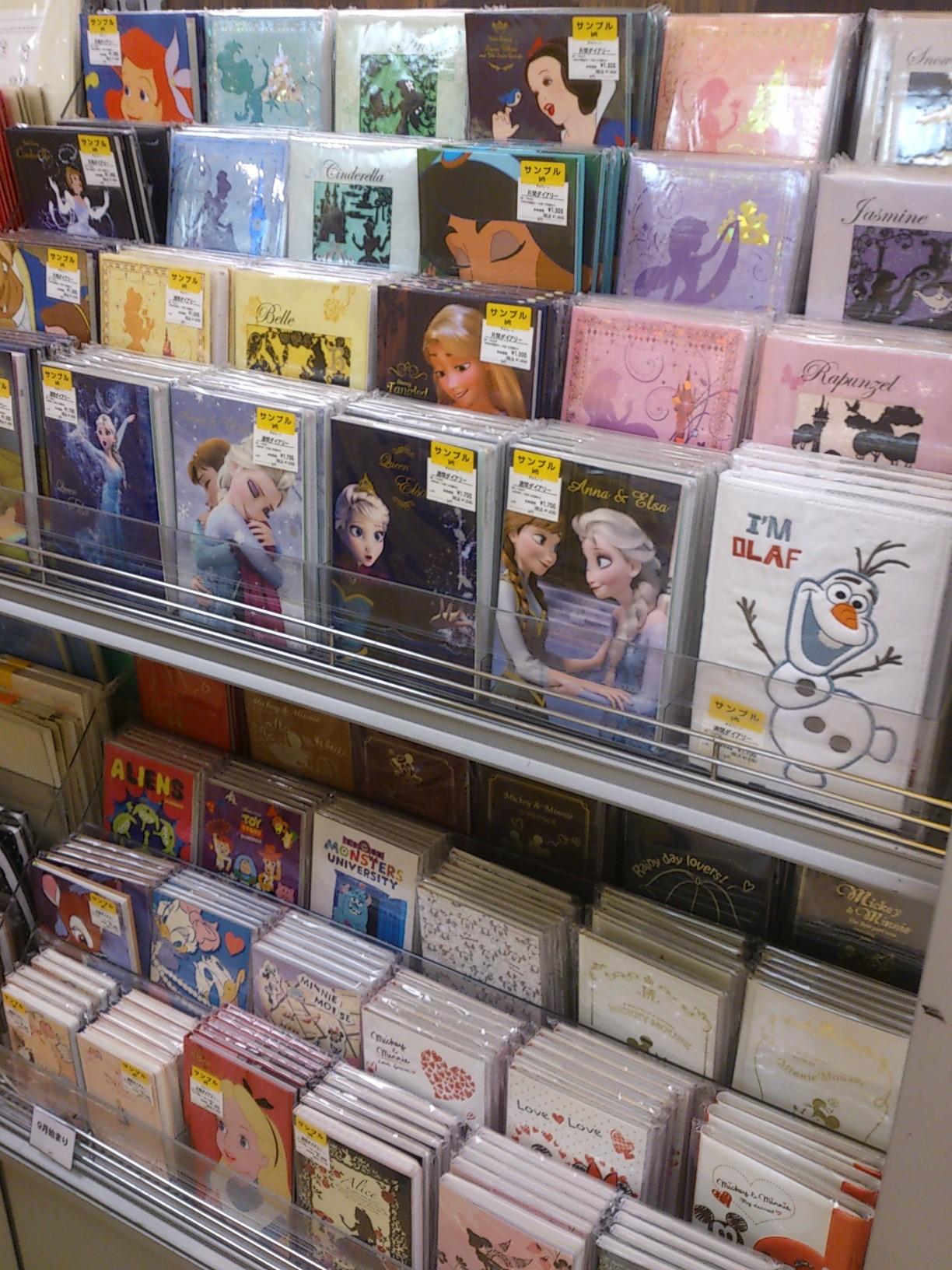 横浜ロフト アナと雪の女王のダイアリーが入荷いたしました 表紙には名シーンの数々がっ そのほか ディズニープリンセスの手帳もございます お気に入りのプリンセスを見つけてください こちらは文具コーナーにて取扱い中です Http T Co