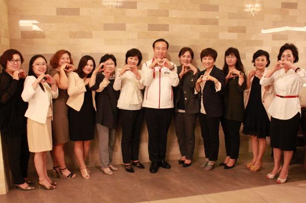 여성이 기업하기 좋은 환경을 만들겠습니다! 오늘 기업활동의 애로사항과 중소기업 지원정책의 문제점, 우리 경제발전을 위한 전략에 대해 이야기를 나누었습니다. 묵묵히 우리 경제를 움직이는 여성기업인들을 응원합니다!