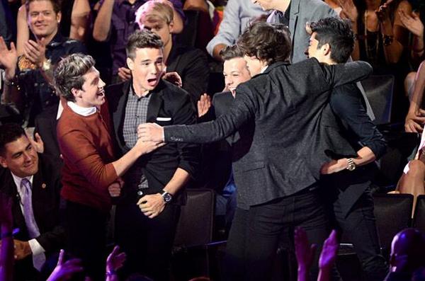 harrycks's tweet image. VCS SÃO MSM REIAS? SÓ VOU TER ESSA CERTEZA QUANDO PUDER ABRAÇAR, SENTIR O CHEIRO #MTVHottest One Direction