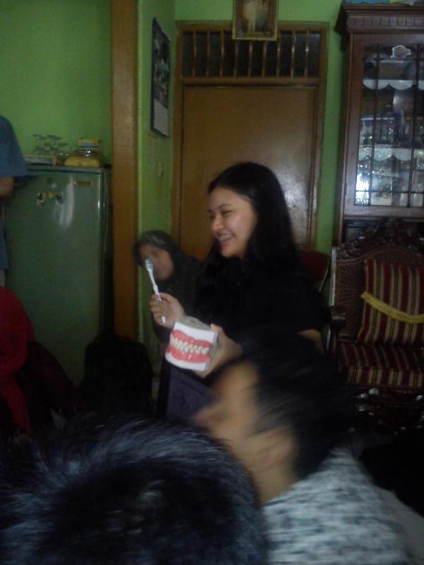 Lagi penyuluhan cara sikat gigi yg benar, bagaimana di tempat lain para admin kelas? Kirim potonya ya #INSPIRASI2014
