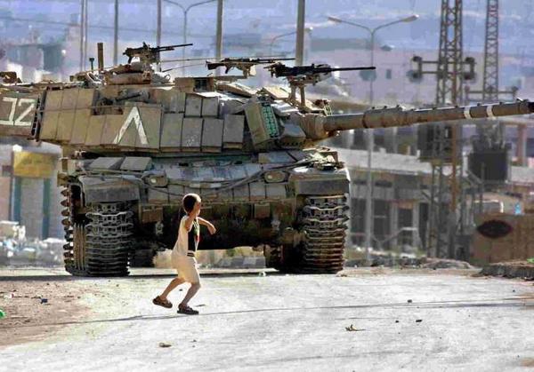 sikkankr's tweet photo. Tank vs boy #PrayForGaza  #PalestineUnderAttack  #GazaUnderAttack #GazaUnderFire http://t.co/7ZaSolTzj6