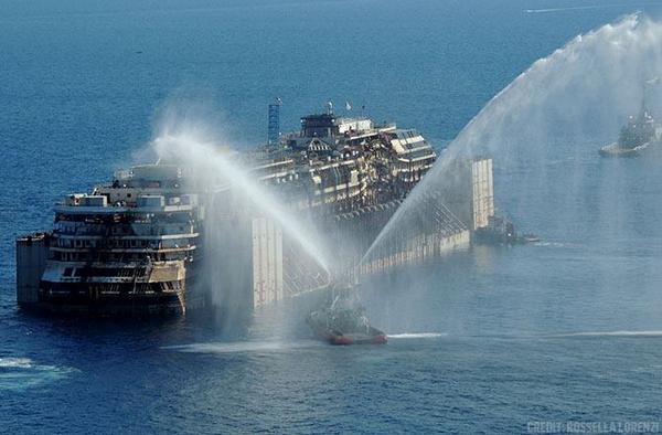 GeotechTips's tweet photo. Luego de dos años y medio hundido, el Costa Concordia vuelve a flote. Por Discovery http://t.co/mG19vLFrgb