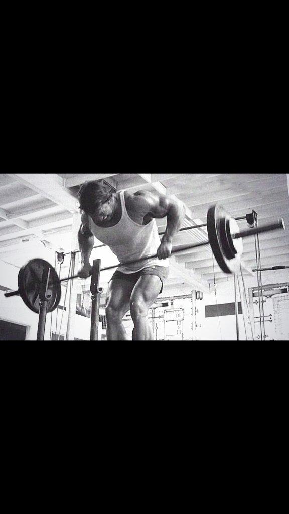 MUSCLEUNION's tweet photo. Arnold would stand barefoot on the bench doing rows while mainting perfect form #gym #bodybuilding #fitness #gymflow http://t.co/AlUzYYSLNL