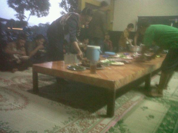 bahureksos's tweet photo. @PriyambudiS @wahyususilo @didi_yakub @suramadu @tempodotco wis syukuran http://t.co/HGMcegRuNC