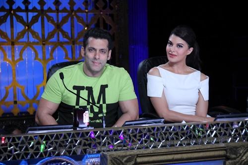 ZeeTV's tweet photo. Dekho kaun aaya hai humaare saath #Cinestars grand premiere ko kick-start karne! @BeingSalmanKhan @Asli_Jacqueline http://t.co/YEtPReawAz