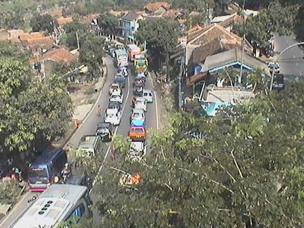 infobdg's tweet photo. #MudikJabar 14.05 : Kondisi lalin di PosPol Cagak Padat, pengguna jalan tetap berhati2 http://t.co/X8QH3rF2NM | @NTMCLantasPolri