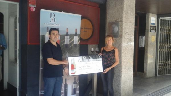 Marian Fernández posa con su macrocheque de ganadora del concurso del #espumaAlconde del Casco Antiguo de #Donosti