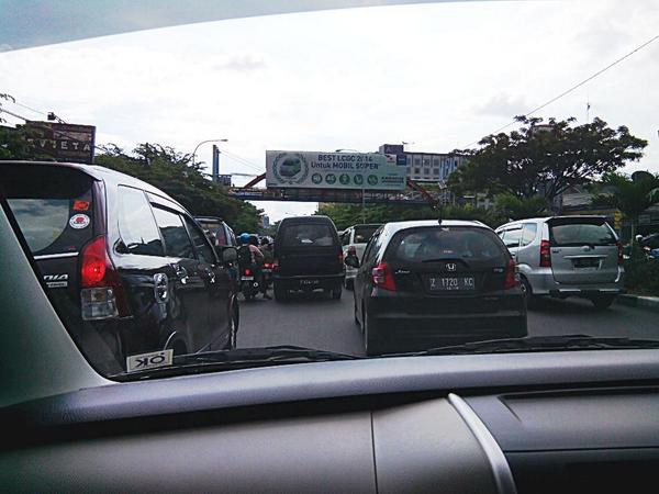 nancyliona's tweet photo. Everyday pabeulit tanpa marka jalan #pasteurBandung @ridwankamil @MentionRidwanK http://t.co/95qlQsdfiw
