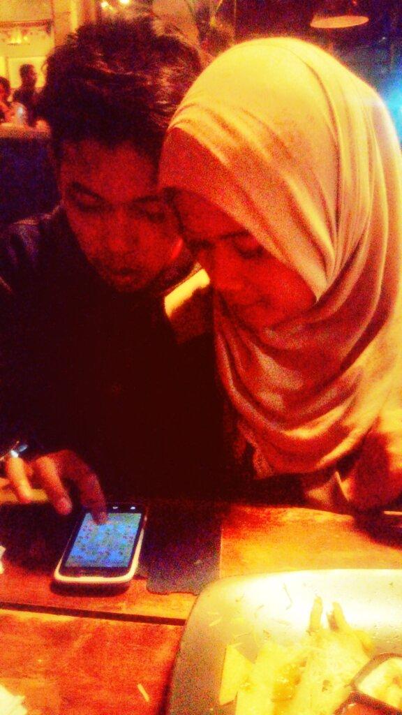 puspitanuriani's tweet photo. Difotoin uni, papparazi ceritanya mah, lagi main candy crush sama dd kenny -_____- http://t.co/SC3WPkDepx