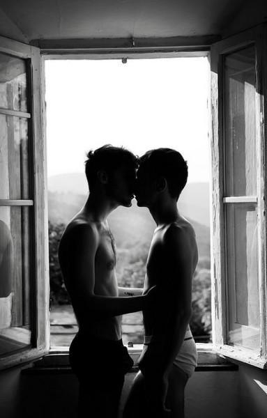 interestingGay's tweet photo. Память согревает человека изнутри. И в тоже время рвет его на части. http://t.co/Nvb8Suei5O