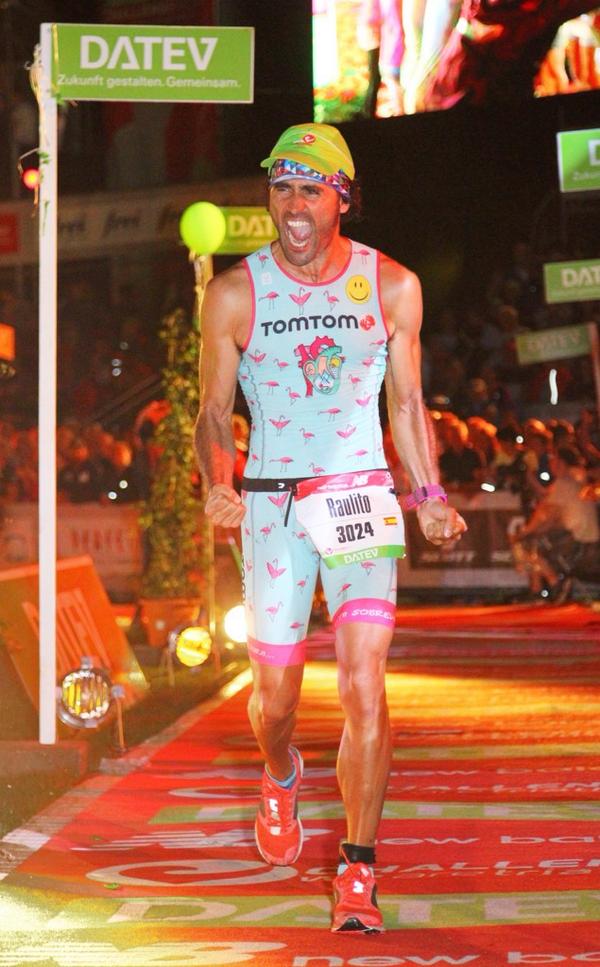 RaulGomez82's tweet photo. Difícil explicar lo que sentí al cruzar la meta del Ironman después de 14:48 hrs, fue inexplicablemente genial #Feliz http://t.co/ex6YinlVXS