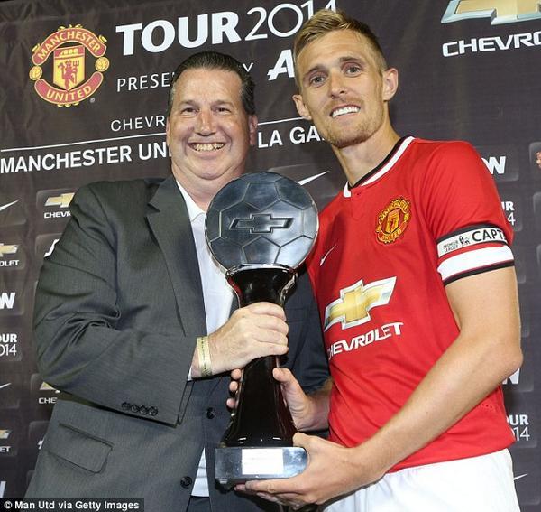manchreds's tweet photo. #Foto: Oiya lupa nih, United dapet Trophy dari Chevrolet. Glory! http://t.co/JHGjR5ifqX