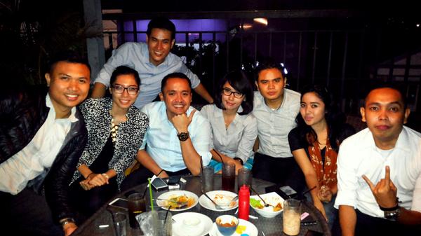 triannita's tweet photo. #momenpenuhwarna @telkomsel @Iradiojakarta  bukber ama tmn kntr saking excitednya,balik2 suara gw lgsg serek2 becek.. http://t.co/Lu3P8nBO8E
