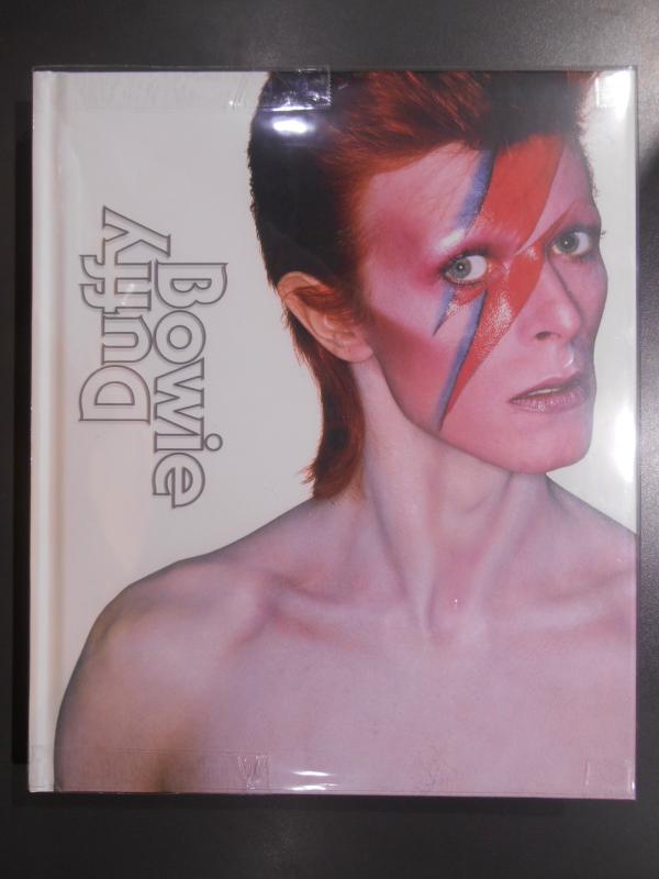タワーレコード渋谷店 タワーブックス 書籍新入荷 Duffy Bowie デヴィッド ボウイの アラジン セイン のジャケ写などでおなじみの写真家ブライアン ダフィーによる ボウイとのセッションをまとめた写真集 アザーカットや撮影裏などレアな写真を
