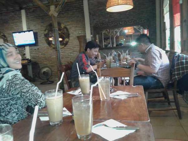 GenB_BantenPos's tweet photo. Ayoo kitaa udah sampe di tempat nii yg blm sampe cepett merapat ~~ http://t.co/BE10R7uAGC