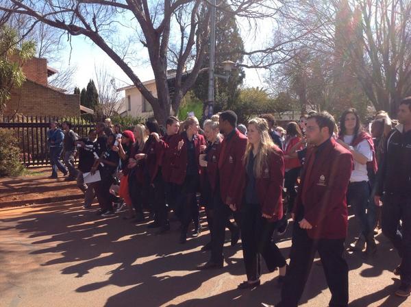 “<a href="/CBester87/">Christo Bester</a>: <a href="/NWUWapad/">Wapad</a> @SRnwupuk SR in voorste ry van #saljyopstaan optog. ”yster!