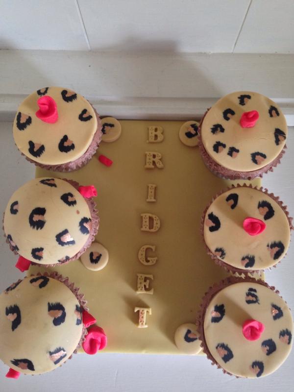 jakharr's tweet photo. Cupcakes http://t.co/Ocdd2T5j25