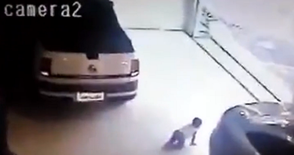 SunVideo's tweet photo. A baby was lucky to survive after crawling into the path of a reversing car: http://t.co/ACByYW14UF http://t.co/VIQZX31HyH