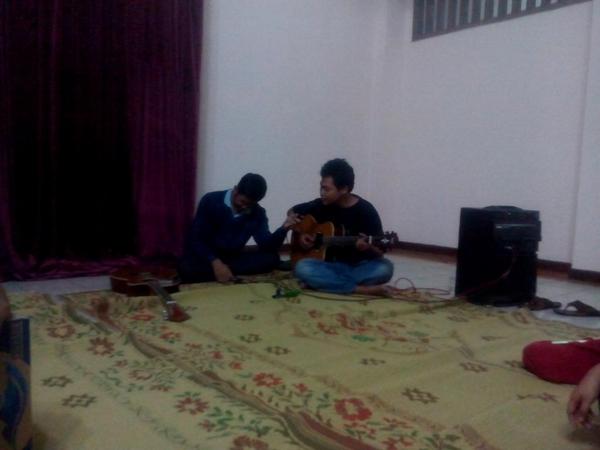 chipmunk12_'s tweet photo. Rupanya, salah seorang Chip berbakat menjadi pengarang lagu :') http://t.co/0Yt91Ota1t