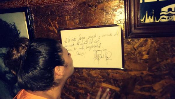 ElenaFuentesN's tweet photo. Dando un beso al azulejo firmado por @AlejandroSanz  en la venta Vargas.En el sitio de los grandes no podía faltar el http://t.co/9yipmTajRA